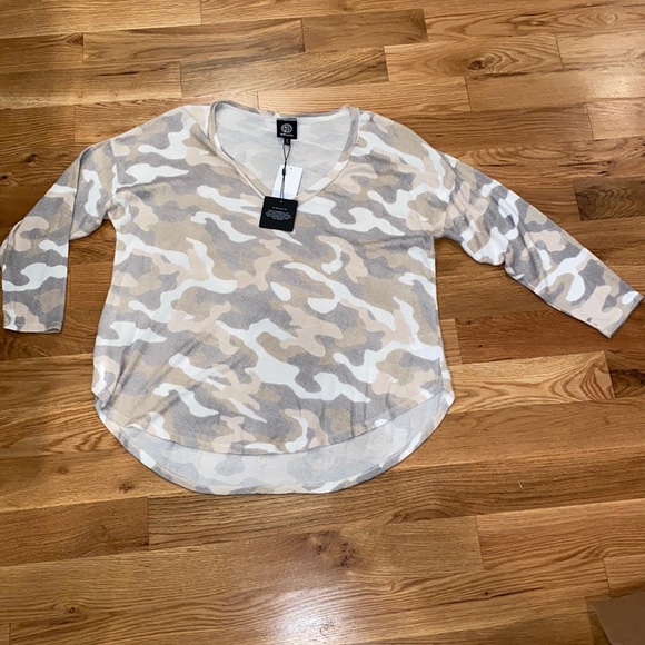 NWT Bobeau Brushed V-Neck Top in Camo - Picture 2 of 7